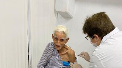 Idoso de 110 anos recebe dose de reforço contra a covid-19 em Xanxerê