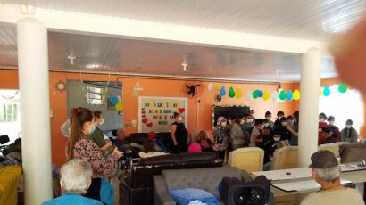 Alunos da EMEB Nery Barbosa Giachini fizeram visita ao Lar do Idoso