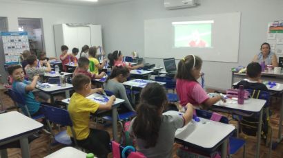 Alunos da rede municipal assistem jogo do Brasil em sala de aula