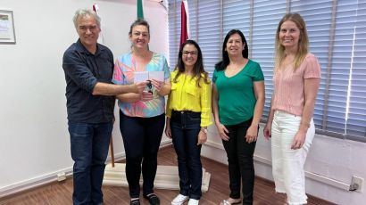 Prefeitura de Xanxerê realiza entrega de veículo à Apadavix