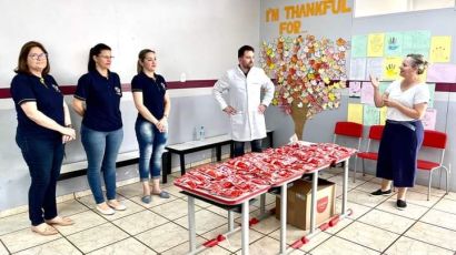 Alunos da EMEB Pequeno Trabalhador recebem kits de higiene bucal
