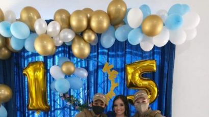 Policiais femininas fazem surpresa em festa de aniversário