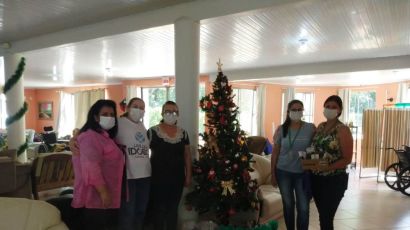 Secretaria de Agricultura e de Meio Ambiente fazem entrega de presentes no Lar do Idoso