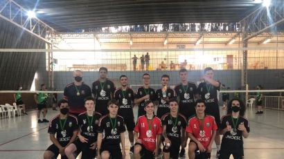 Equipe de voleibol sub-18 de Xanxerê fica em 3º lugar na Liga Oeste