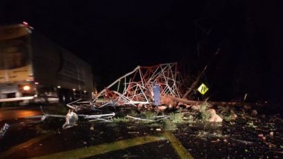 Rajadas de vento passam de 100km/h em Xanxerê e derrubam torre de transmissão em Xaxim