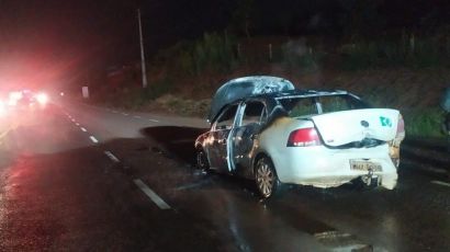 Veículo com placas de Xanxerê pega fogo na SC-480