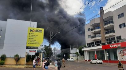 Incêndio de grandes proporções atinge empresa no Centro de Xaxim