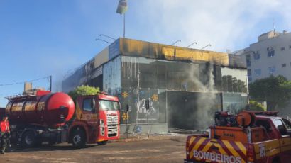 Após 5h de combate, bombeiros controlam incêndio em empresa de Xaxim