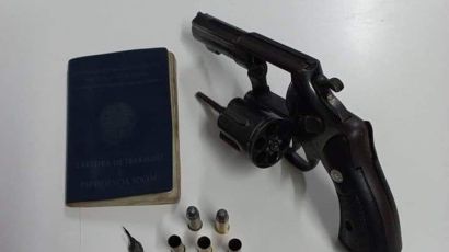 Mulher é presa com arma de fogo e drogas