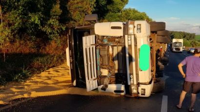 Tombamento de carreta deixa duas pessoas feridas em Xaxim