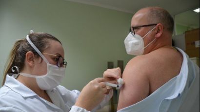 Profissionais do HRSP recebem a terceira dose da vacina da covid-19