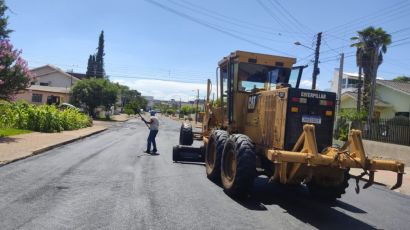 Camada asfáltica na rua Guanabara passa por obras de recuperação