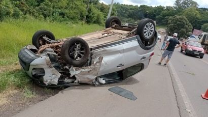 Após mal súbito, condutora colide carro contra caminhão e capota na BR-282