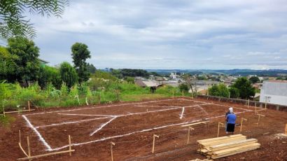 Obras da quadra de areia no bairro Bela Vista seguem em ritmo acelerado