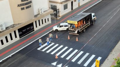 Sinalização viária é realizada na rua Barão do Rio Branco