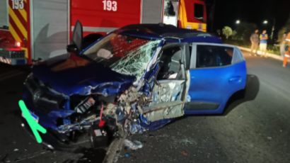 Condutora fica ferida após colisão entre carro e caminhão em Ponte Serrada