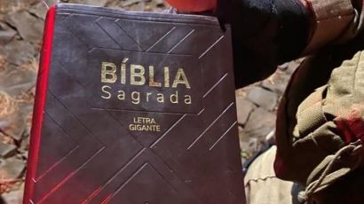 Homem é preso após agredir mulher com uma bíblia e facão