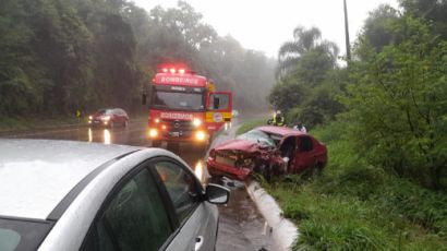 Colisão frontal deixa duas pessoas feridas na BR-282