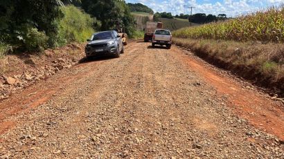 Equipes da garagem trabalham na manutenção das estradas do interior