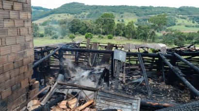 Bombeiros realizam combate a incêndio em edificação no interior de Xaxim