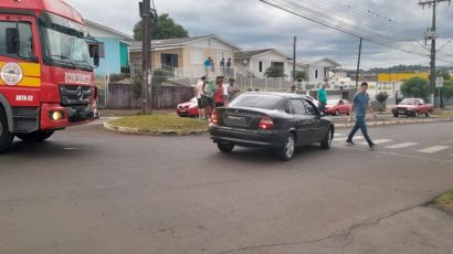 Jovem fica ferida após colisão entre carro e moto, em Xaxim