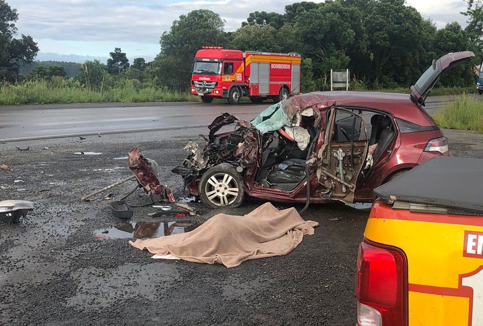 Criança de 7 anos fica ferida após colisão frontal sobre ponte em