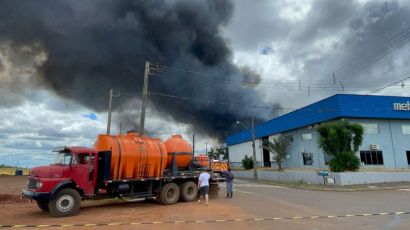 Incêndio de grandes proporções atinge indústria em Xanxerê