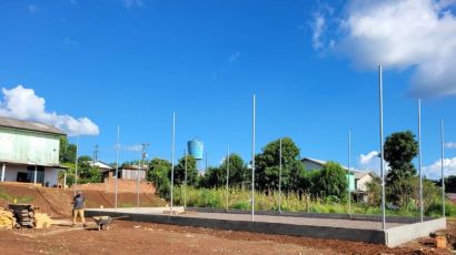 Obras da quadra de areia no bairro Bela Vista seguem em ritmo acelerado