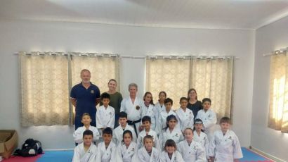 Projeto Atleta Cidadão: alunos do karatê começam receber kimonos