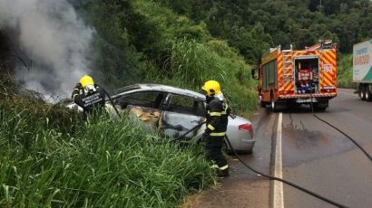 Veículo ocupado por duas mulheres colide contra barranco e pega fogo