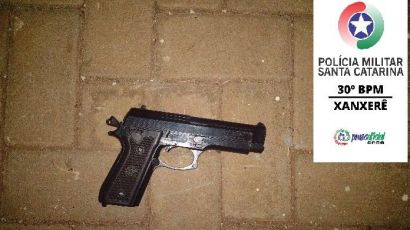 PM apreende facão e simulacro de arma de fogo em Xanxerê