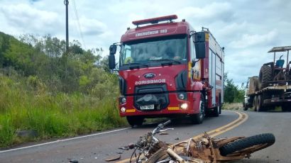 Motociclista morre após colisão contra caminhão