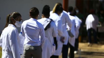 Governo relança Mais Médicos; brasileiros terão prioridade