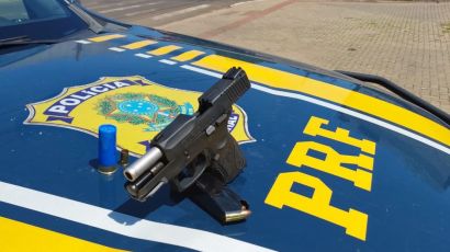 Pistola municiada pronta para uso é apreendida na BR-282, no Oeste