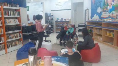 Voluntários promovem oficina de artes na Biblioteca Pública de Xanxerê