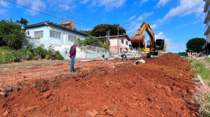 Obras de drenagem pluvial estão sendo realizadas na rua Irmão Inocêncio Athanásio