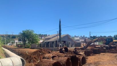Equipes realizam macrodrenagem no Tacca antes da pavimentação asfáltica