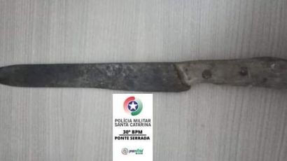 Mulher é presa por tentar contra vida de esposo e filho em Ponte Serrada