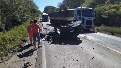 Carro fica destruído e uma pessoa morre em grave acidente em Ponte Serrada