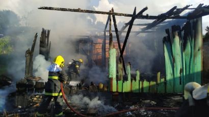 Incêndio de grandes proporções atinge residência em Ponte Serrada