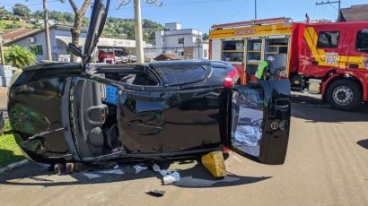 Capotamento deixa duas pessoas feridas