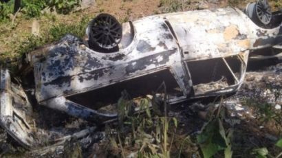 Veículo pega fogo após capotar no interior de Xanxerê