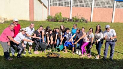 Curso de pós-graduação da Unoesc realiza plantio de árvores na EMEB Janete Cassol