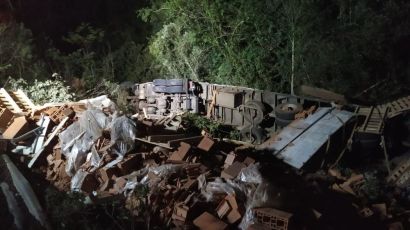 Motorista morre em tombamento de carreta em Abelardo Luz