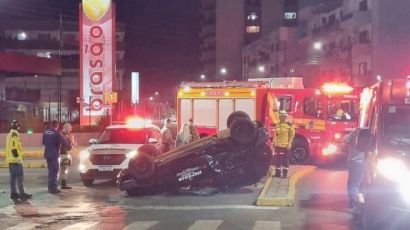 Carro capota após colisão com outro veículo no Centro de Xanxerê