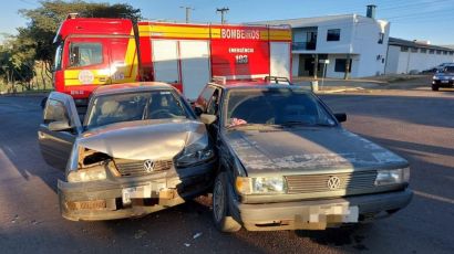 Colisão lateral deixa duas pessoas feridas