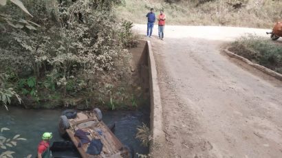 Carro saí da pista e vai parar dentro de rio no interior de Xanxerê 