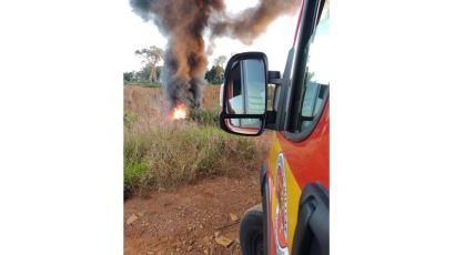 Bombeiros combatem incêndio em veículo de carga no interior de Xanxerê 