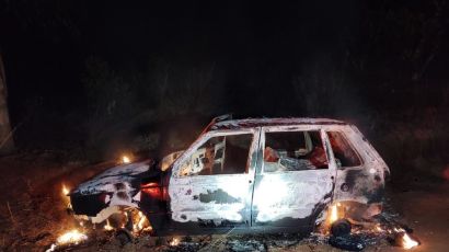 Carro furtado em Paial é encontrado em Xaxim destruído por incêndio 
