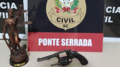 Ponte Serrada - Mulher é presa em flagrante por posse ilegal de arma de fogo